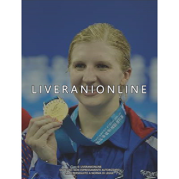 (110730) -- SHANGHAI, July 30, 2011 () -- Rebecca Adlington of Britain poses in the awarding ceremony of women\'s 800m freestyle swimming event at the 14th FINA World Championships in Shanghai, east China, July 30, 2011. Rebecca Adlington of Britain claimed the title with 8:17.51. (/Yang Zongyou) (sqq)
