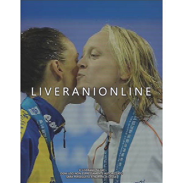 (110730) -- SHANGHAI, July 30, 2011 () ®C- Inge Dekker (R) of the Netherlands and Therese Alshammar of Sweden are seen in the awarding ceremony of women\'s 50m butterfly swimming event at the 14th FINA World Championships in Shanghai, east China, July 30, 2011. Inge Dekker of the Netherlands claimed the title with 25.71. Therese Alshammar won the silver medal with 25.76. (/Yang Zongyou) (sqq)