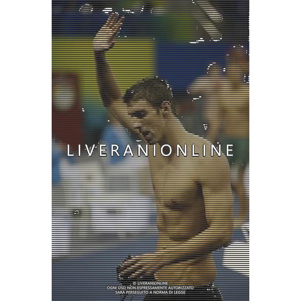 (110730) -- SHANGHAI, July 30, 2011 () -- Michael Phelps of the United States waves to spectators after the final of men\'s 100m butterfly swimming event at the 14th FINA World Championships in Shanghai, east China, July 30, 2011. Michael Phelps claimed the title with 50.71. (/Fei Maohua) (zgp)