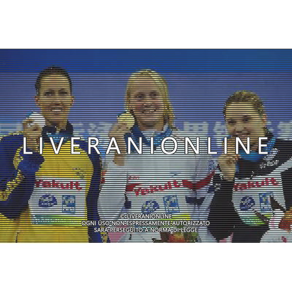 (110730) -- SHANGHAI, July 30, 2011 () ®C- Inge Dekker (C) of the Netherlands, Therese Alshammar (L) of Sweden, Melanie Henique of France pose in the awarding ceremony of women\'s 50m butterfly swimming event at the 14th FINA World Championships in Shanghai, east China, July 30, 2011. Inge Dekker of the Netherlands claimed the title with 25.71. Therese Alshammar won the silver medal with 25.76. Melanie Henique got the bronze medal with 25.86. (/Yang Zongyou) (sqq)