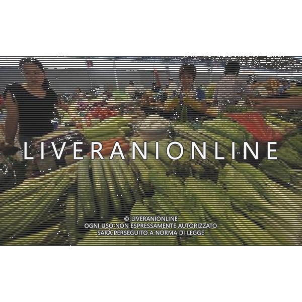 (110730) -- HAIKOU, July 30, 2011 () -- Citizens buy vegetables at the Jinlong market in Haikou, capital of south China\'s Hainan Province, July 30, 2011. The prices of some kinds of vegetables, including carrot, Chinese cabbage and kidney bean, rose due to the influence of tropical storm Nock-Ten. (/Guo Cheng)(mcg)