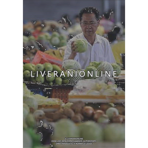 (110730) -- HAIKOU, July 30, 2011 () -- Citizens buy vegetables at the Jinlong market in Haikou, capital of south China\'s Hainan Province, July 30, 2011. The prices of some kinds of vegetables, including carrot, Chinese cabbage and kidney bean, rose due to the influence of tropical storm Nock-Ten. (/Guo Cheng)(mcg)