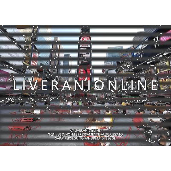 (110801) -- NEW YORK, Aug. 1, 2011 () -- Photo taken on August 1, 2011 shows the advertising screen at Times Square in New York, the United States. China\'s Gallery Media Co., Ltd. launched a test run of its advertising screen at Times Square on Monday, becoming the first Chinese company to take over the advertising space at the \'World\'s Crossroads.\' (/Shen Hong)(srb)