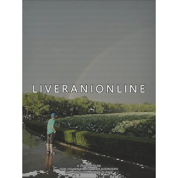 (110801) -- CHANGCHUN, Aug. 1, 2011 () -- A citizen views rainbow at the Nanhu Park in Changchun, capital of northeast China\'s Jilin Province, Aug. 1, 2011. (/Liu Yiran)(mcg)