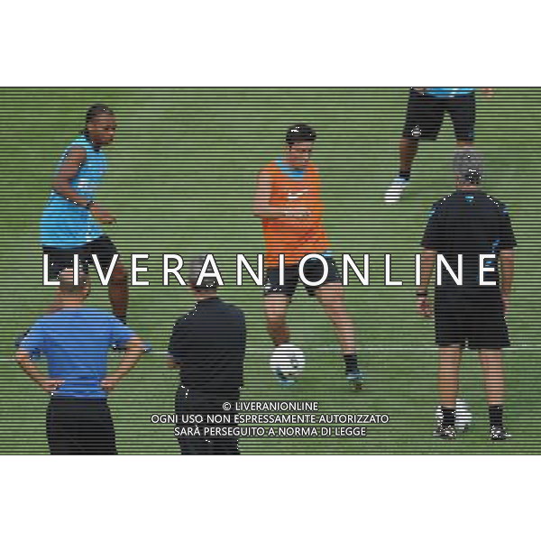 (110802) -- BEIJING, Aug. 2, 2011 () -- Inter Milan\'s Javier Adelmar Zanetti (C) attends a training session at Beijing Workers\' Stadium in Beijing, capital of China, Aug. 2, 2011. The Supercoppa Tim Cup match between Inter Milan and AC Milan will kick off at the National Stadium, also known as the Bird\'s Nest, on Aug. 6. (/Guo Yong)