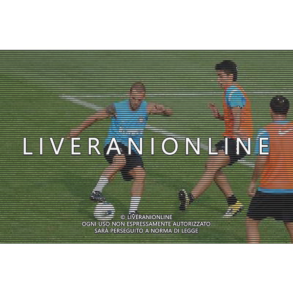 (110802) -- BEIJING, Aug. 2, 2011 () -- Inter Milan\'s Wesley Sneijder (L) attends a training session at Beijing Workers\' Stadium in Beijing, capital of China, Aug. 2, 2011. The Supercoppa Tim Cup match between Inter Milan and AC Milan will kick off at the National Stadium, also known as the Bird\'s Nest, on Aug. 6. (/Guo Yong)