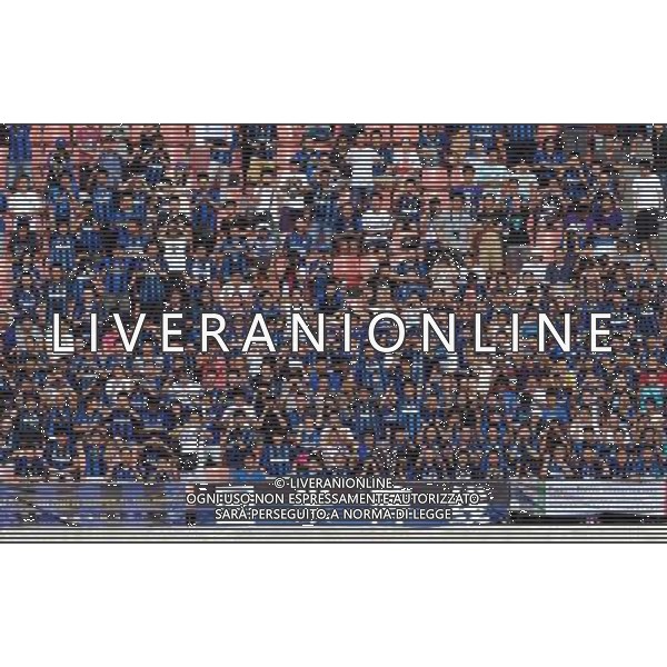 (110802) -- BEIJING, Aug. 2, 2011 () -- Inter Milan\'s fans cheer for the team during a training session at Beijing Workers\' Stadium in Beijing, capital of China, Aug. 2, 2011. The Supercoppa Tim Cup match between Inter Milan and AC Milan will kick off at the National Stadium, also known as the Bird\'s Nest, on Aug. 6. (/Gong Lei)