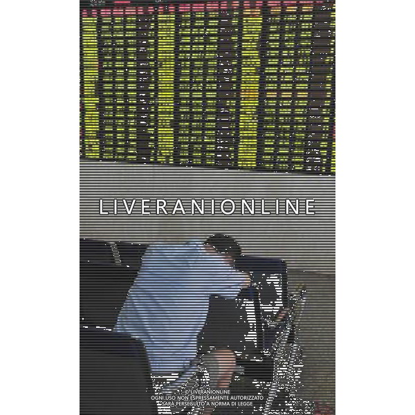 (110802) -- SHENYANG, Aug. 2, 2011 () -- An investor takes a break at a stocks brokerage house in Shenyang, capital of northeast China\'s Liaoning Province, Aug. 2, 2011. China\'s stocks ended lower Tuesday on renewed worries about both the domestic and global economy, with the benchmark Shanghai Composite Index down 0.91 percent to close at 2,679.26. The Shenzhen Component Index edged down 0.59 percent to finish at 11,932.04. (/Tian Weitao)(mcg)