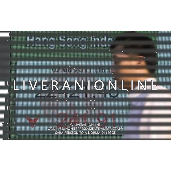 (110802) -- HONG KONG, Aug. 2, 2011 () -- A pedestrian walks past an electronic screen showing the Hang Seng Index in Hong Kong, south China, Aug. 2, 2011. The Hang Seng Index lost 241.91 points, or 1.07 percent, to close at 22421.46 on Tuesday. (/Lui Sui Wai) (hy) (ljh)