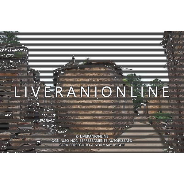 (110802) -- SHIJIAZHUANG, August 2, 2011 () -- A girl walks on the alley of Wangnao Village in Shahe City, north China\'s Hebei Province, July 26, 2011. Wangnao Village is said to form during the 1403-1425 period. The flavor of the village is remained even after hundreds of years -- it has more than 72,000 square meters of stone-built houses, accounting for two-thirds of its total area, and above 310 families live in more than 100 houses here. (/Yang Shiyao) (zl) (lfj)