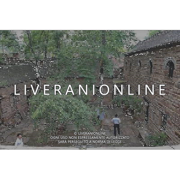 (110802) -- SHIJIAZHUANG, August 2, 2011 () -- Tourists visit a courtyard of Wangnao Village in Shahe City, north China\'s Hebei Province, July 26, 2011. Wangnao Village is said to form during the 1403-1425 period. The flavor of the village is remained even after hundreds of years -- it has more than 72,000 square meters of stone-built houses, accounting for two-thirds of its total area, and above 310 families live in more than 100 houses here. (/Yang Shiyao) (zl) (lfj)