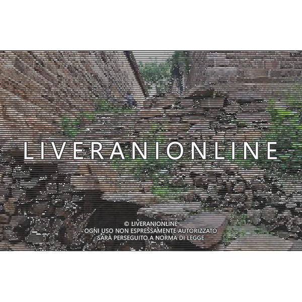 (110802) -- SHIJIAZHUANG, August 2, 2011 () -- Photo taken on July 26, 2011, shows stone steps of Wangnao Village in Shahe City, north China\'s Hebei Province. Wangnao Village is said to form during the 1403-1425 period. The flavor of the village is remained even after hundreds of years -- it has more than 72,000 square meters of stone-built houses, accounting for two-thirds of its total area, and above 310 families live in more than 100 houses here. (/Yang Shiyao) (zl) (lfj)