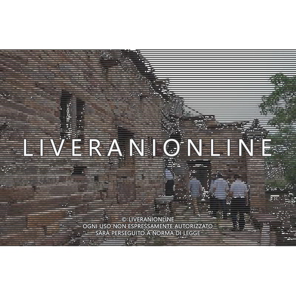 (110802) -- SHIJIAZHUANG, August 2, 2011 () -- Tourists visit Wangnao Village in Shahe City, north China\'s Hebei Province, July 26, 2011. Wangnao Village is said to form during the 1403-1425 period. The flavor of the village is remained even after hundreds of years -- it has more than 72,000 square meters of stone-built houses, accounting for two-thirds of its total area, and above 310 families live in more than 100 houses here. (/Yang Shiyao) (zl) (lfj)