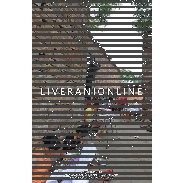 (110802) -- SHIJIAZHUANG, August 2, 2011 () -- Women gather together to do needlework on the alley of Wangnao Village in Shahe City, north China\'s Hebei Province, July 26, 2011. Wangnao Village is said to form during the 1403-1425 period. The flavor of the village is remained even after hundreds of years -- it has more than 72,000 square meters of stone-built houses, accounting for two-thirds of its total area, and above 310 families live in more than 100 houses here. (/Yang Shiyao) (zl) (lfj)