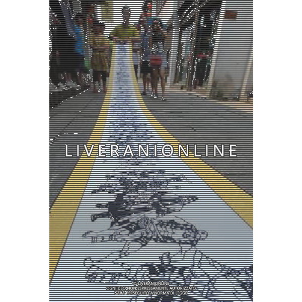 (110802) -- SUZHOU, Aug. 3, 2011 () -- Paper-cutting artist Zheng Xianyun presents his work in Suzhou City, east China\'s Jiangsu Province, Aug. 2, 2011. Zheng Xianyun spent nearly five months to complete the 10-meter-long and 45-centimeter-wide figure scroll, which portrays 108 characters of classical Chinese novel \'Water Margin\'. (/Hang Xingwei) (zl)