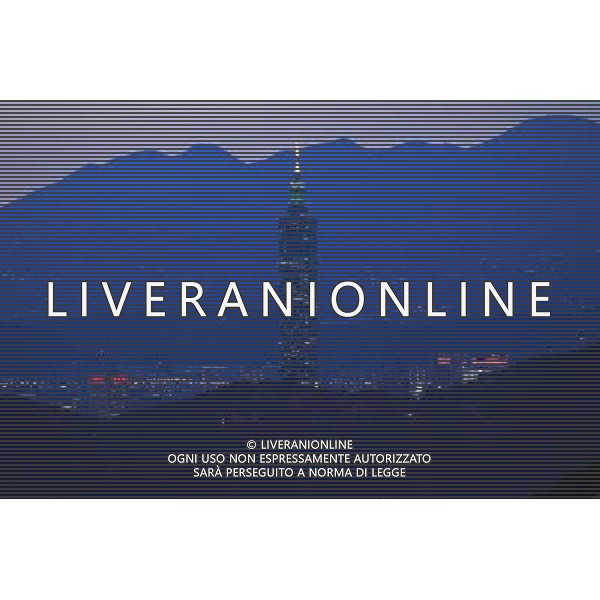 (110803) -- TAIPEI, Aug. 3, 2011 () -- Photo taken on Aug. 2, 2011 shows the night scene of the landmark skyscraper Taipei 101 in Taipei, southeast China\'s Taiwan. Taipei witnessed a hot sunny day on Tuesday, with the highest temperature hitting nearly 36 degrees centigrade. (/Li Mingfang) (dtf)