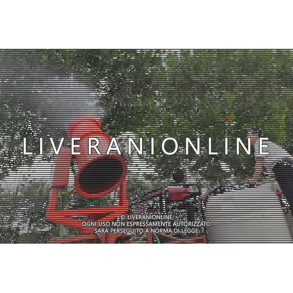 (110802) -- LIANYUNGANG, Aug. 2, 2011 () -- Staff workers of local forestry authority release pesticides to control Fall Webworm in Ganyu County, east China\'s Jiangsu Province, Aug. 2, 2011. Some 1,500 workers of 260 deinsectization teams were dispatched to fight against the invasion of Fall Webworm in Ganyu County. Fall Webworm (Hyphantria cunea) poses a great menace of massive peril of defoliation to plant species. (/Si Wei)(mcg)