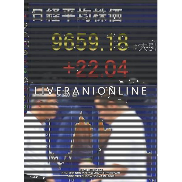 (110804) -- TOKYO, Aug. 4, 2011 () -- Pedestrians walk past a stock share price board in Tokyo, capital of Japan, Aug. 4, 2011. Tokyo share prices closed 0.23 percent higher Thursday. (/Kenichiro Seki) (lt)
