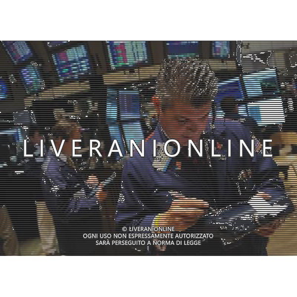 (110804) -- NEW YORK, Aug. 4, 2011 () -- Traders work on the floor of the New York Stock Exchange in New York, the United States, Aug. 4, 2011. The sell-off in the Wall Street accelerated on Thursday, with the blue-chip Dow plunging more than 500 points, as investors rushed out of equities and other riskier assets on fears of an economic slowdown and European debt contagion. (/Shen Hong) (zw)