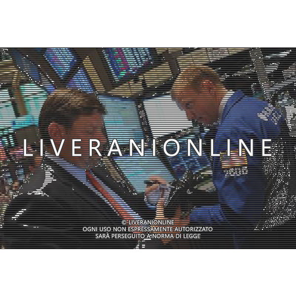 (110804) -- NEW YORK, Aug. 4, 2011 () -- Traders work on the floor of the New York Stock Exchange in New York, the United States, Aug. 4, 2011. The sell-off in the Wall Street accelerated on Thursday, with the blue-chip Dow plunging more than 500 points, as investors rushed out of equities and other riskier assets on fears of an economic slowdown and European debt contagion. (/Shen Hong) (zw)