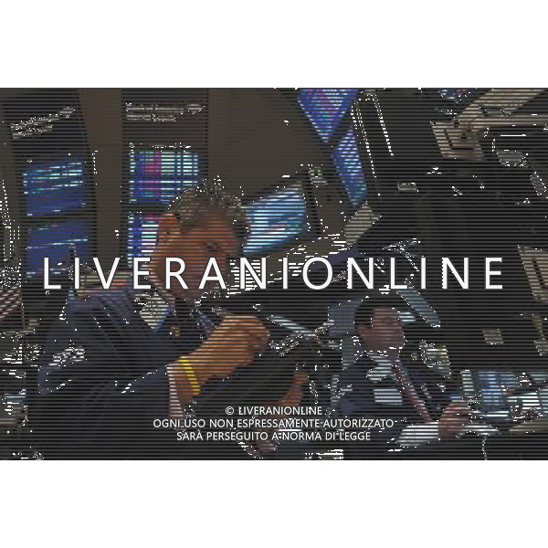 (110804) -- NEW YORK, Aug. 4, 2011 () -- Traders work on the floor of the New York Stock Exchange in New York, the United States, Aug. 4, 2011. The sell-off in the Wall Street accelerated on Thursday, with the blue-chip Dow plunging more than 500 points, as investors rushed out of equities and other riskier assets on fears of an economic slowdown and European debt contagion. (/Shen Hong) (zw)