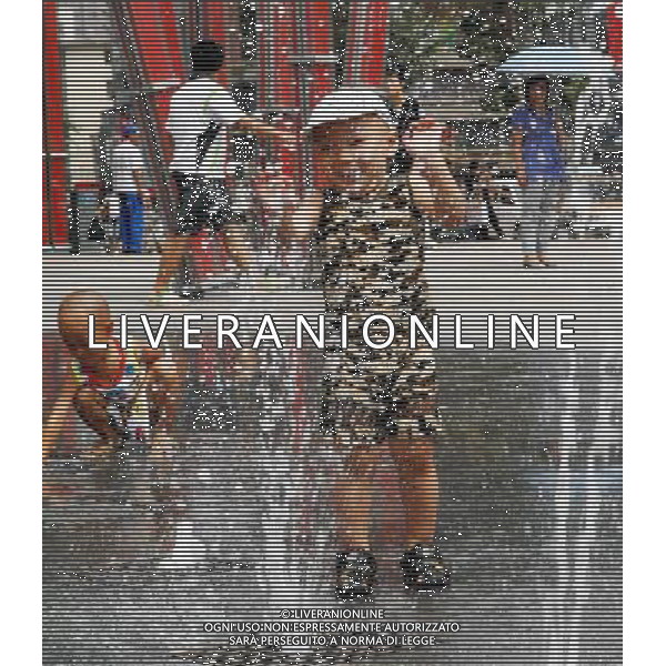 (110805) SHENYANG, Aug. 5, 2011 Children cool off at a fountain in Shenyang, capital of northeast China\'s Liaoning Province, Aug. 5, 2011. The city is experiencing a hot summer, with the highest temperature reaching 31 degrees Centigrade on Friday. (/Yang Qing) (ry)