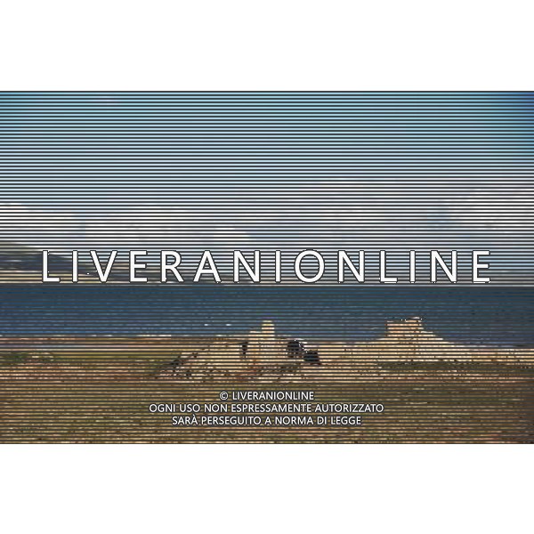 (110805) -- MADUO, Aug. 5, 2011 () -- Photo taken on Aug. 4, 2011 shows the remains of a herdsman\'s house, who has already moved away, northwest China\'s Qinghai Province. The sister lakes Gyaring Lake and Ngoring Lake are two largest freshwater lakes on the main stream of the Yellow River, affecting the function of adjusting water volume. With the progress of environmental protection and development of nature preservation zone of the Three River Sources, the areas of the sister lakes have enlarged each 31.76 square kilometers and 59.46 square kilometers in recent years. (/Wu Guangyu) (dtf)