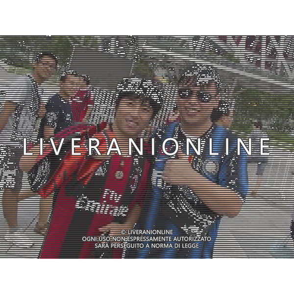 Supercoppa TIM Cup 2011 Milan-Inter Pechino (Cina) - 06.08.2011 Milan-Inter Nella Foto:Tifosi Milan e Inter fuori lo stadio /Ph.Vitez-Ag. Aldo Liverani