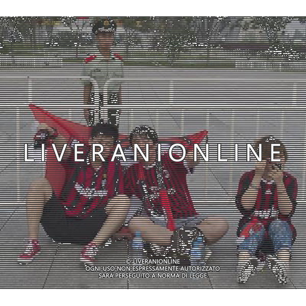 Supercoppa TIM Cup 2011 Milan-Inter Pechino (Cina) - 06.08.2011 Milan-Inter Nella Foto:Tifosi Milan e Inter fuori lo stadio /Ph.Vitez-Ag. Aldo Liverani