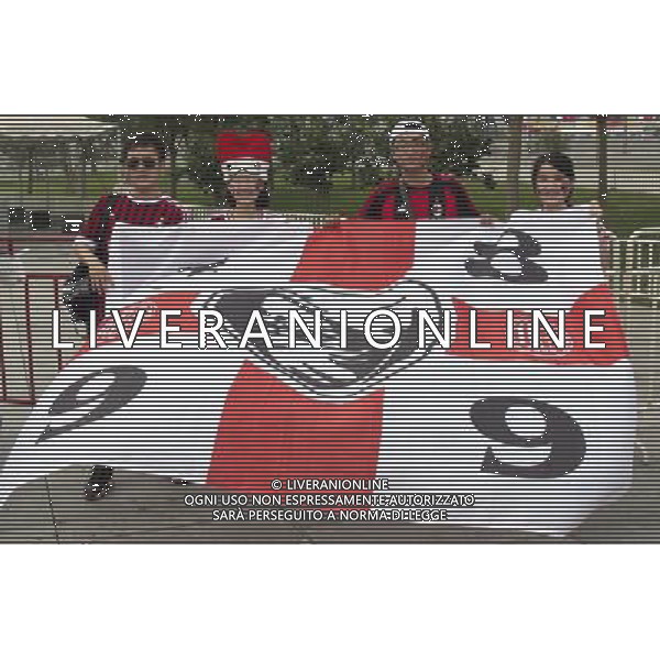 Supercoppa TIM Cup 2011 Milan-Inter Pechino (Cina) - 06.08.2011 Milan-Inter Nella Foto:Tifosi Milan e Inter fuori lo stadio /Ph.Vitez-Ag. Aldo Liverani