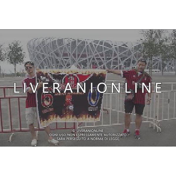 Supercoppa TIM Cup 2011 Milan-Inter Pechino (Cina) - 06.08.2011 Milan-Inter Nella Foto:Tifosi Milan e Inter fuori lo stadio /Ph.Vitez-Ag. Aldo Liverani