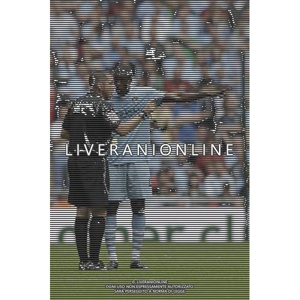 ©© Sean Ryan /IPS/© Sean Ryan /IPS/MAXPPP - 07/08/2011 ; London ; UK - referee Phil Dowd talks to Yaya Toure of Manchester City prior to giving him a yellow card..Manchester City v Manchester United.FA Community Shield.Wembley Stadium, London, .7/08/11 .Photo by Sean Ryan.Mobile 07971 400939 .(IPS PHOTO AGENCY) - 21 Delisle road - London SE28 0JD- tel: 020 88 55 1 008 - ******************* UK OUT *******************