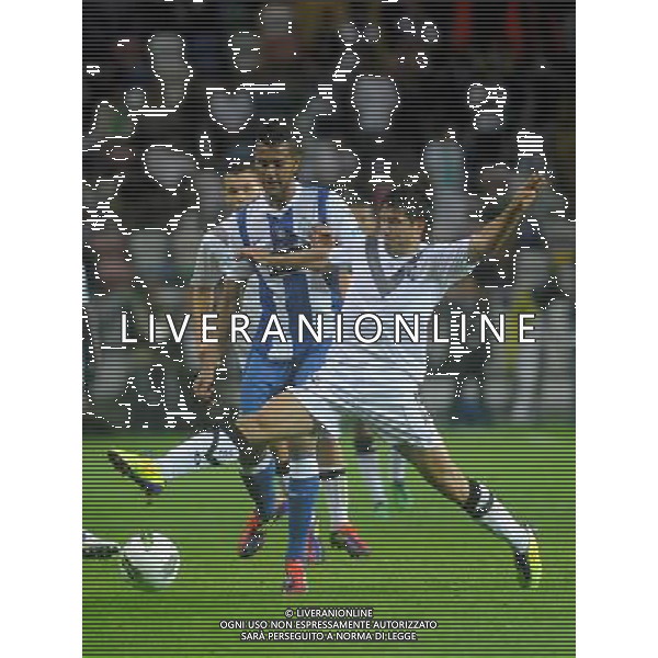 20110807: AVEIRO, PORTUGAL - FC Porto vs Vitoria Guimaraes: Portuguese Supoercup 20112012. In Picture: Jean Barrientos (Guimaraes) and Souza (Porto). PHOTO: Luis Arnaldo/CITYFILES PORTUGALIA SUPERPUCHAR PORTUGALII PILKA NOZNA FOT. CITYFILES/NEWSPIX.PL PORTUGAL,BRAZIL,SPAIN,GERMANY,FRANCE,UK OUT !!! --- Newspix.pl