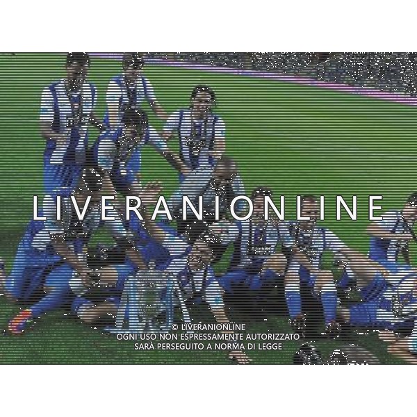 20110807: AVEIRO, PORTUGAL - FC Porto vs Vitoria Guimaraes: Portuguese Supoercup 20112012. In Picture: FC Porto players celebrating with the trophy. PHOTO: Luis Arnaldo/CITYFILES PORTUGALIA SUPERPUCHAR PORTUGALII PILKA NOZNA FOT. CITYFILES/NEWSPIX.PL PORTUGAL,BRAZIL,SPAIN,GERMANY,FRANCE,UK OUT !!! --- Newspix.pl