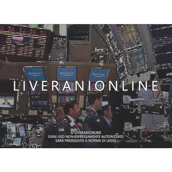 (110808) -- NEW YORK, Aug. 8, 2011 () -- Traders work on the floor of the New York Stock Exchange in New York, the United States, Aug. 8, 2011. The U.S. stocks tumbled on Monday as S\'P 500 and Nasdaq Index both dropped more than 6 percent and Dow lost more than 600 points after a historic downgrade of U.S. credit rating by Standard \' Poor\'s. (/Wang Chengyun) (zw)