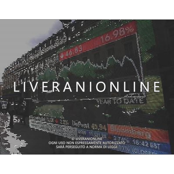 (110808) -- PARIS, August 8, 2011 () -- Women walk past a screen displaying stock values at the entrance of the Bloomberg media company in Paris, capital of France, August 8, 2011. Shares at European stocks plunged on Monday as efforts of eurozone policy makers failed to provide a relief for investors still jittery after Standard and Poor\'s downgraded the US credit rating. (/Gao Jing)