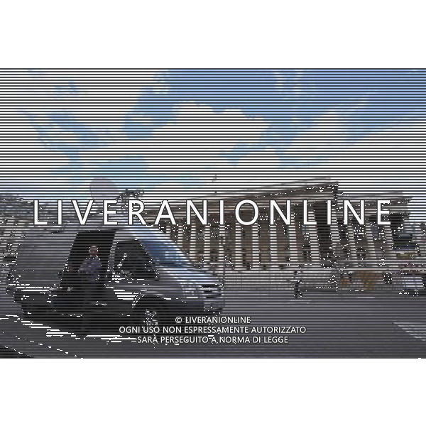 (110808) -- PARIS, August 8, 2011 () -- French channel TV crew wait in front of the former Paris stock market exchange, Bourse de Paris, also known as Palais Brongniart in Paris, capital of France, August 8, 2011. Shares at European stocks plunged on Monday as efforts of eurozone policy makers failed to provide a relief for investors still jittery after Standard and Poor\'s downgraded the US credit rating. (/Gao Jing)