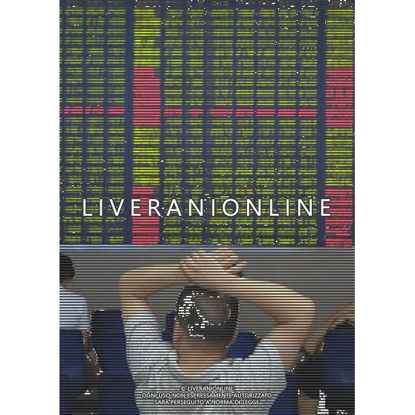 (110808) -- HANGZHOU, Aug. 8, 2011 () -- An investor sits in front of an electronic board displaying stock prices at a brokerage house in Hefei, east China\'s Anhui Province, Aug. 8, 2011. The benchmark Shanghai Composite Index slumped 3.79 percent to close at 2,526.82 points while the Shenzhen Component Index dropped 3.33 percent to finish at 11,312.63 points. (/Li Jian) (hdt)