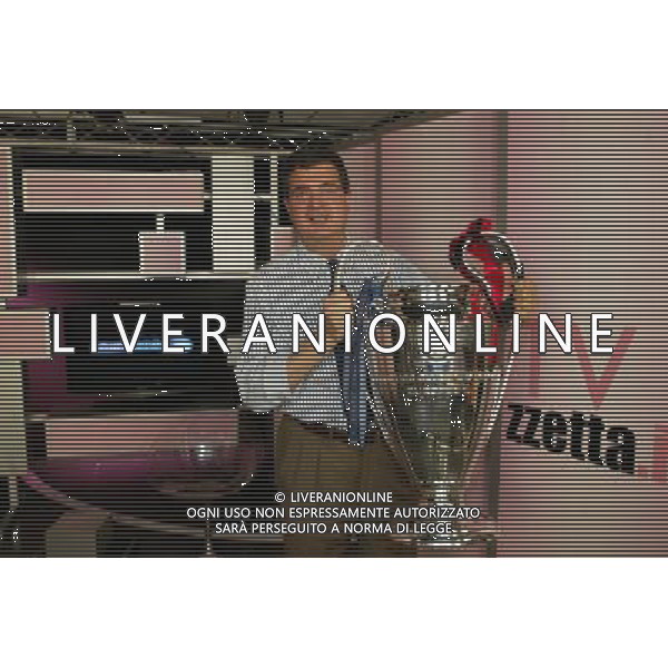 MILANO 2007- ADRIANO GALLIANO AMMNISTRATORE DEL AC MILAN PORTA LA COPPA DEI CAMPIONI VINTA AD ATENE ALLA GAZZETTA DELLO SPORT DI VIA SOLFERINO 28 MILANO NELLA FOTO UMBERTO ZAPELLONI VICE DIRETTORE DELLA GAZZETTA DELLO SPORT AG ALDO LIVERANI