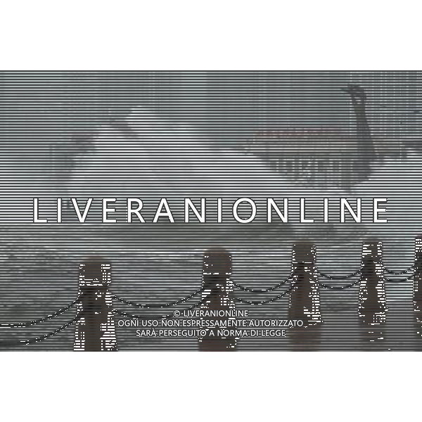 (110808) -- YANTAI, Aug. 8, 2011 () -- Photo taken on Aug. 8, 2011 shows the big waves hitting the bank in the sea near Yantai, east China\'s Shandong province. More than 360,000 people were evacuated in east China\'s Shandong Province on Monday as tropical storm Muifa continues to move along the country\'s eastern coast. (/Chu Yang) (sc)