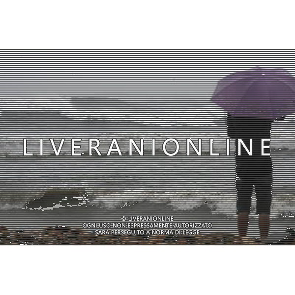 (110808) -- DALIAN, Aug. 8, 2011 () -- A visitor looks at the waves caused by typhoon Muifa in the sea in a park in Dalian, northeast China\'s Liaoning Province, Aug. 8, 2011. Tropical storm Muifa continued to move along the country\'s eastern coast on Monday. (/Zhang Chunlei) (sc)