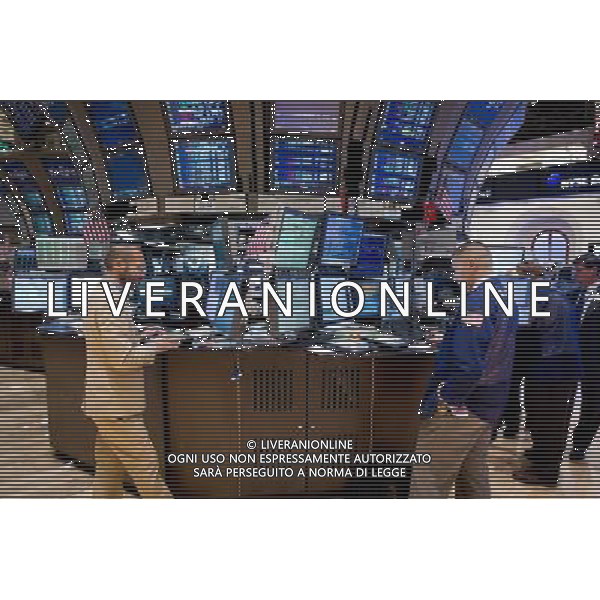 (110809) -- NEW YORK, Aug. 9, 2011 () -- Traders work on the floor of New York Stock Exchange in New York, the United States, Aug. 9, 2011. The U.S. stocks surged in the last hour trading on Tuesday and nearly regained Monday\'s huge losses after the Federal Reserve decided to keep the ultra-low interest rate unchanged for at least two years. (/Zhu Wei)