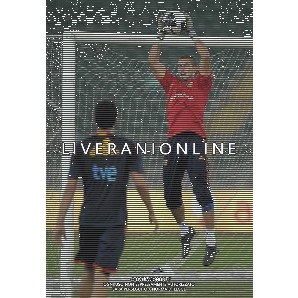 (110810) -- BARI(ITALY), Aug 10, 2011 () -- Spain\'s goalkeeper Victor Valdes (R) catches the ball during a training session at the San Nicola Stadium in Bari, southern Italy, Aug 9, 2011. Italy and Spain will compete in an international friendly football match on Wednesday. (/Wang Qingqin)