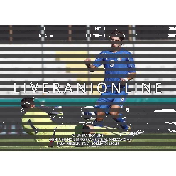 VARESE - 10/08/2011 - NAZIONALE UNDER 21 / AMICHEVOLE ITALIA VS SVIZZERA- NELLA FOTO: PALOSCHI ANTICIPATO DA BURKI - FOTO FRANCESCA SOLI / AGENZIA LIVERANI