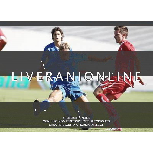 VARESE - 10/08/2011 - NAZIONALE UNDER 21 / AMICHEVOLE ITALIA VS SVIZZERA- NELLA FOTO: CRESCENZI E WUTHRICH - FOTO FRANCESCA SOLI / AGENZIA LIVERANI