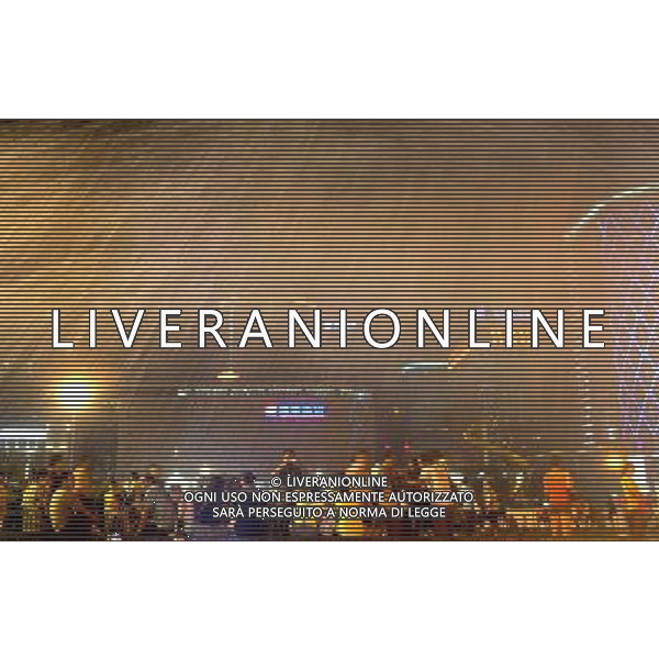 (110810) -- CHENGDU, Aug. 10, 2011 () -- Local residents cool off themselves near a fountain at the Tianfu Square in Chengdu, capital of southwest China\'s Sichuan Province, Aug. 9, 2011. Residents came here to enjoy a cool air, as a heat wave hit the city in recent days. (/Xue Yubin) (zl)(zgp)