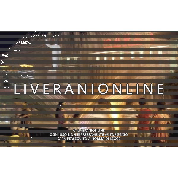 (110810) -- CHENGDU, Aug. 10, 2011 () -- Local residents cool off themselves near a fountain at the Tianfu Square in Chengdu, capital of southwest China\'s Sichuan Province, Aug. 9, 2011. Residents came here to enjoy a cool air, as a heat wave hit the city in recent days. (/Xue Yubin) (zl)(zgp)