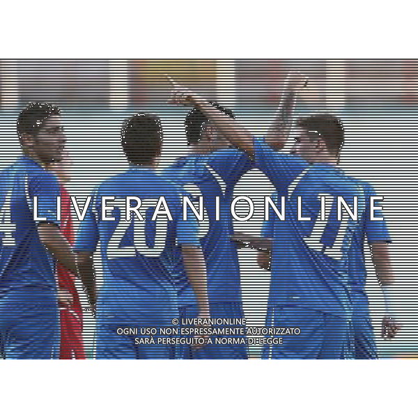 VARESE - 10/08/2011 - NAZIONALE UNDER 21 / AMICHEVOLE ITALIA VS SVIZZERA- NELLA FOTO: BORINI ESULTA CON I COMPAGNI DOPO IL GOL DELL\'1-1 - FOTO FRANCESCA SOLI / AGENZIA LIVERANI