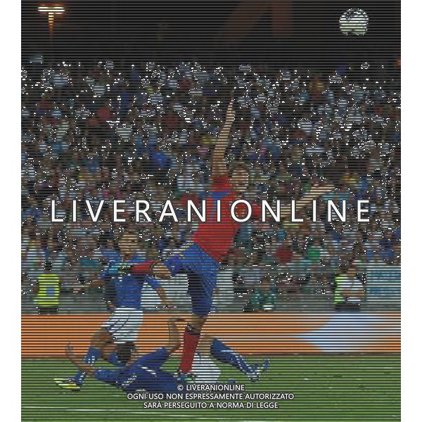 Amichevole Internazionale Bari - 10.08.2011 Italia-Spagna Nella Foto:fallo del rigore di chiellini su llorente /Ph.Vitez-Ag. Aldo Liverani