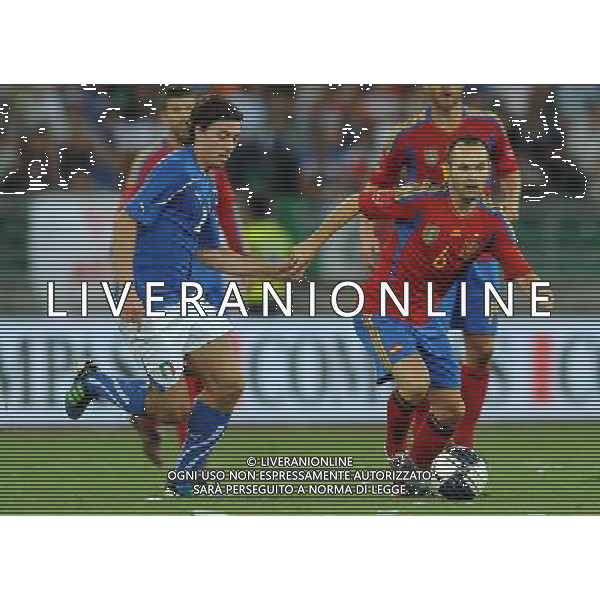 Amichevole Internazionale Bari - 10.08.2011 Italia-Spagna Nella Foto:iniesta montolivo /Ph.Vitez-Ag. Aldo Liverani